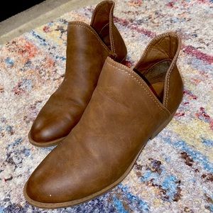 Universal Thread brown booties size Women’s 9.5